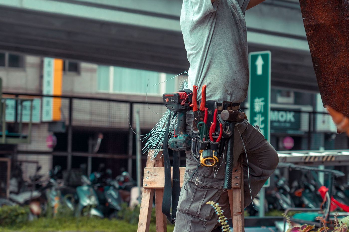 Plombier avec ceinture d'outils intervenant à Montréal